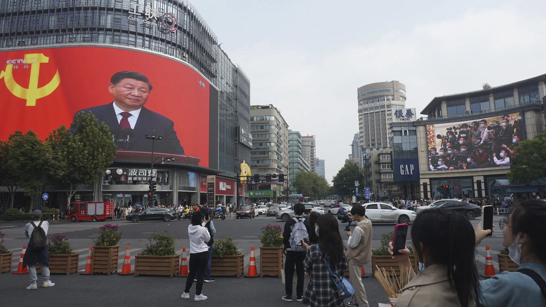 El presidente chino Xi Jinping es visto al final del 20º Congreso del Partido Comunista Chino en una pantalla gigante en un distrito comercial de Hangzhou, en la provincia oriental china de Zhejiang