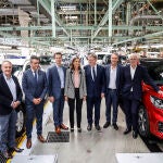 De izquierda a derecha, el subdelegado del Gobierno, Luis Felipe Martínez , el alcalde de Almussafes, Toni González; el vicepresidente de Asuntos Gubernamentales Internacionales de Ford Motor Company, Matthew Godlewski; la ministra de Industria, Comercio y Turismo, Reyes Maroto; el presidente de la Generalitat, Ximo Puig; el presidente y consejero delegado de Ford Iberia, Jesús Alonso el director de fabricación de Ford España, Dionisio Campos, posan durante su visita a las instalaciones de la fábrica de Ford en Almussafes