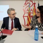La vicepresidenta Aitana Mas y el Conseller de Hacienda, Arcadi España, durante la rueda de prensa posterior al Pleno extraordinario del Consell que ha aprobado la reforma fiscal