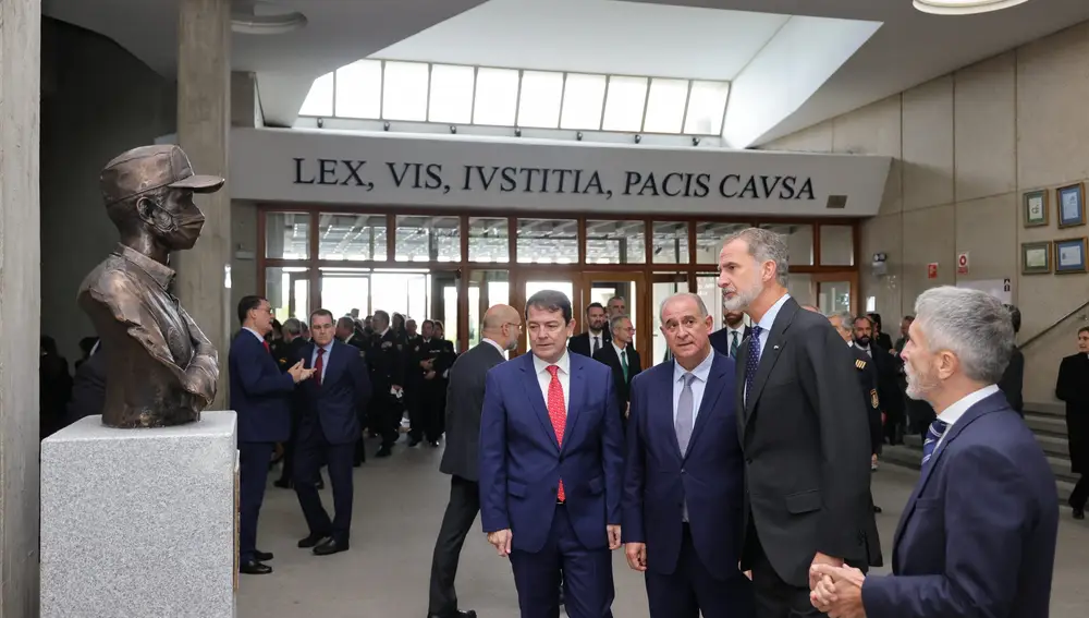 El rey Felipe VI inaugura el Centro Universitario de Formación de la Policía Nacional. Al acto acuden el presidente de la Junta de Castilla y León, Alfonso Fernández Mañueco; el ministro del Interior, Fernando Grande-Marlaska; el director general de la Policía, Francisco Pardo Piqueras; y el director adjunto operativo de la Policía Nacional, José Ángel González Jiménez, entre otras autoridades policiales y civiles