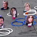 Manifestantes protestan contra el nuevo Gobierno italiano con un juego en las calles de Nápoles