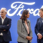 (I-D) El director de fabricación de Ford España, Dionisio Campos; la ministra de Industria, Comercio y Turismo, Reyes Maroto y el president de la Generalitat, Ximo Puig, durante su visita a las instalaciones de la fábrica de Ford en Almussafes