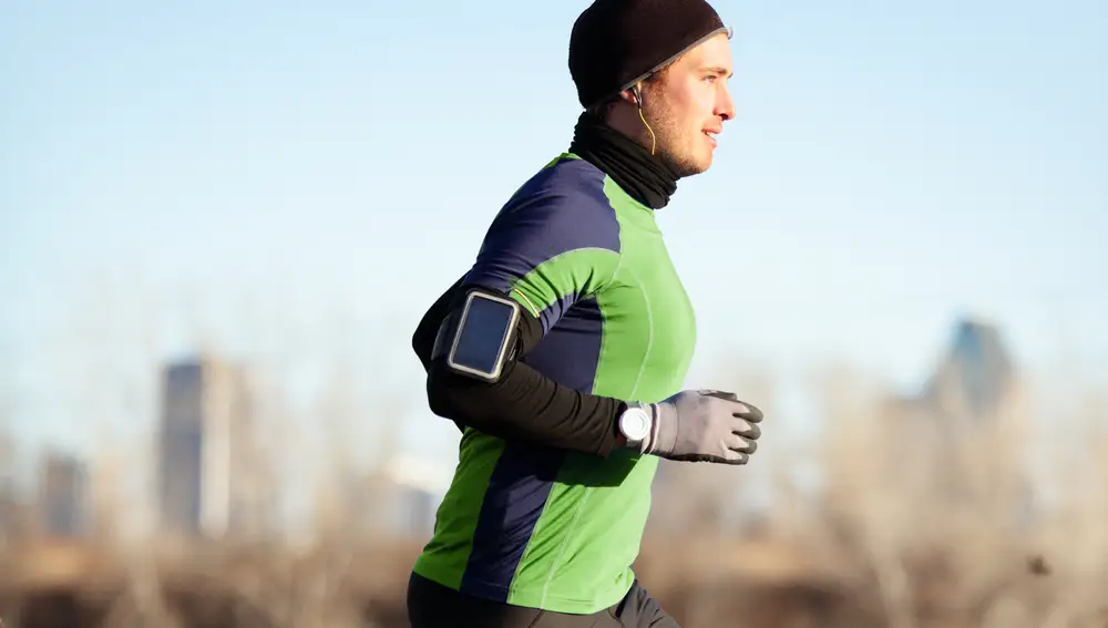 Hombre corriendo con un móvil