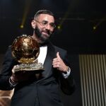 El delantero francés Karim Benzema con el Balón de Oro 2022FRANCE FOOTBALL17/10/2022