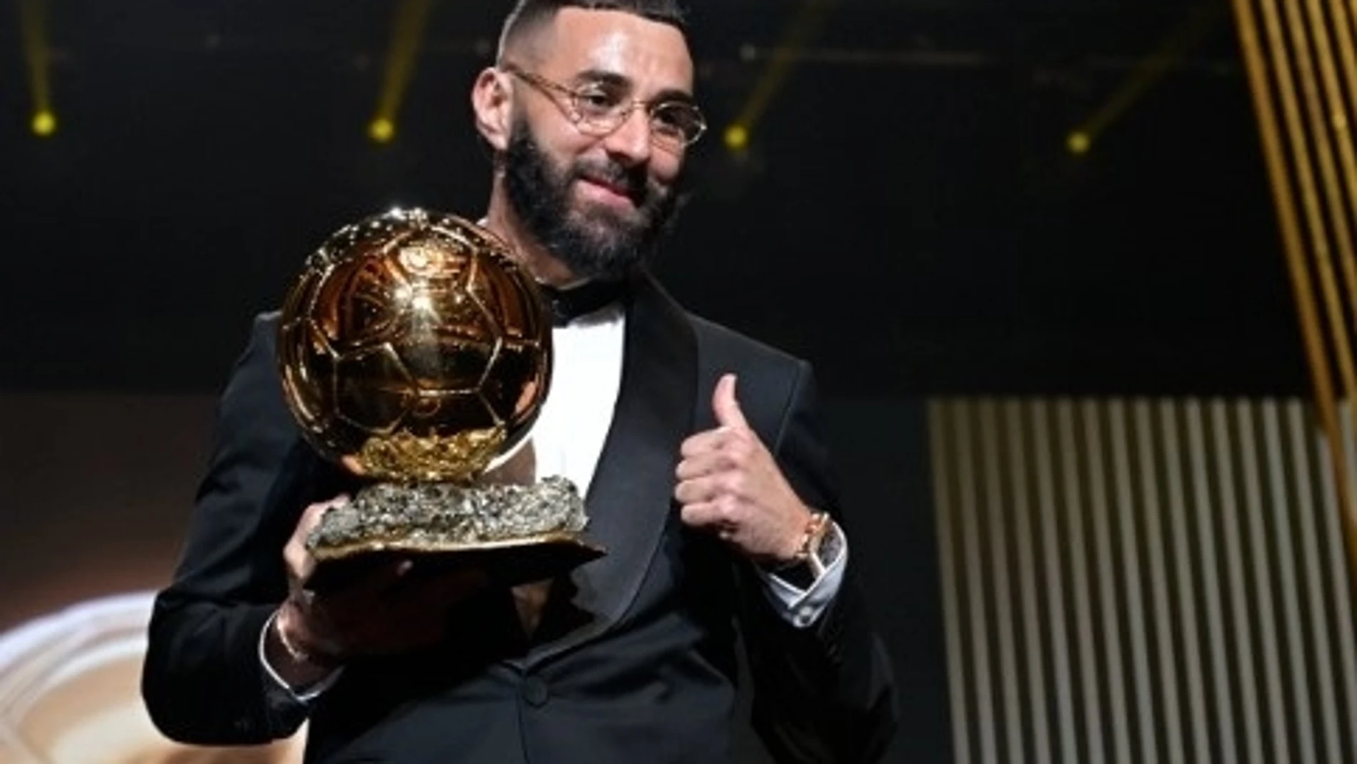 El delantero francés Karim Benzema con el Balón de Oro 2022FRANCE FOOTBALL17/10/2022