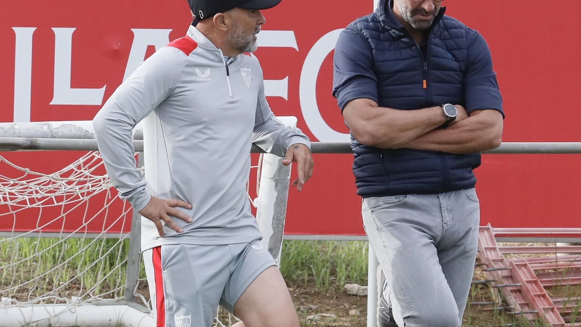 Jorge Sampaoli y Monchi conversan durante el primer entrenamiento que realizó el entrenador argentino tras su vuelta