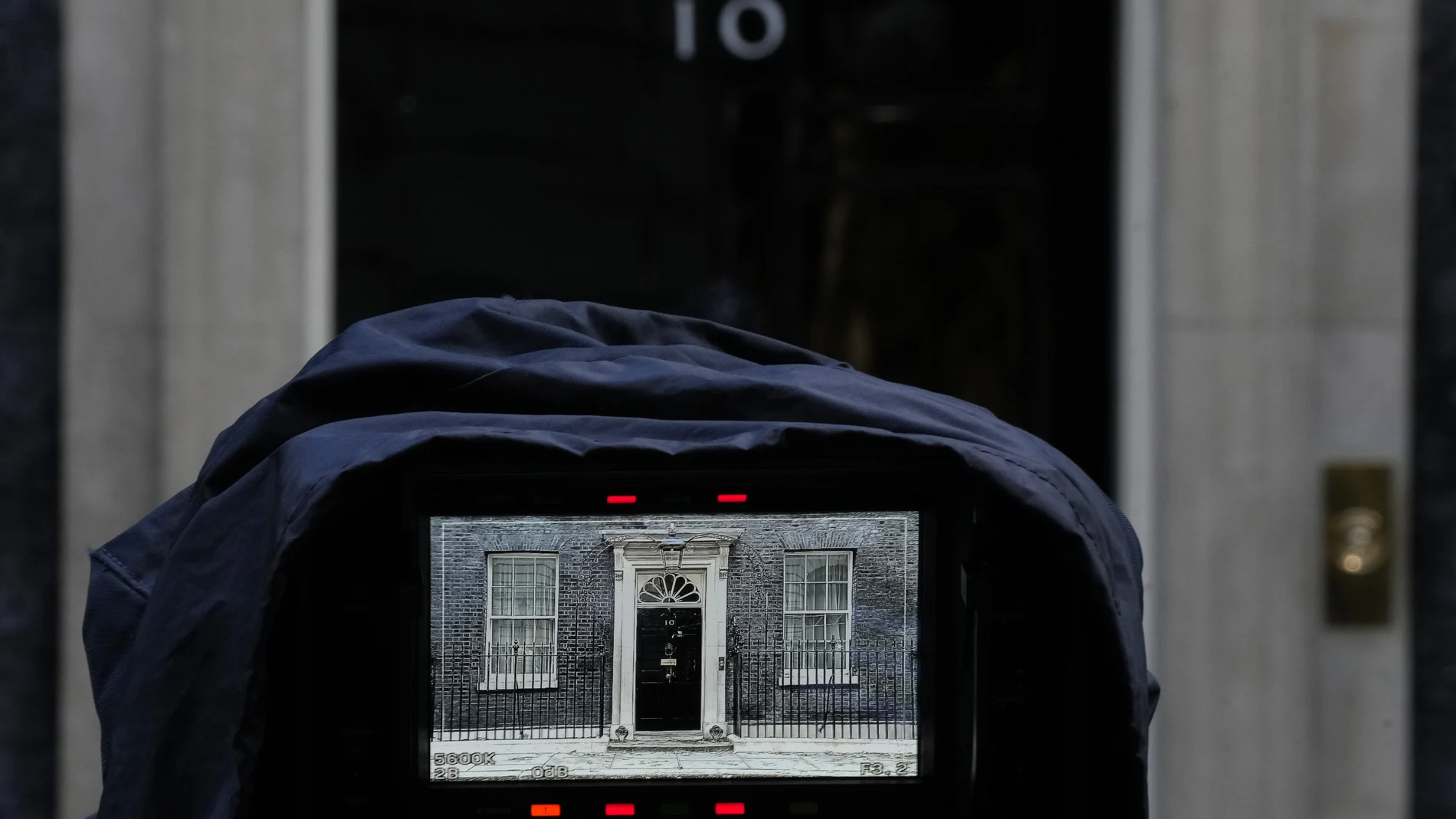 Las cámaras se agolpaban este lunes en el Número 10 a la espera de la confirmación de que Rishi Sunak sería el nuevo jefe del partido conservador y por lo tanto nuevo primer ministro