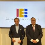 El presidente del organismo, Íñigo Fernández de Mesa, y el director general del IEE, Gregorio Izquierdo, durante la presentación del informe presupuestario