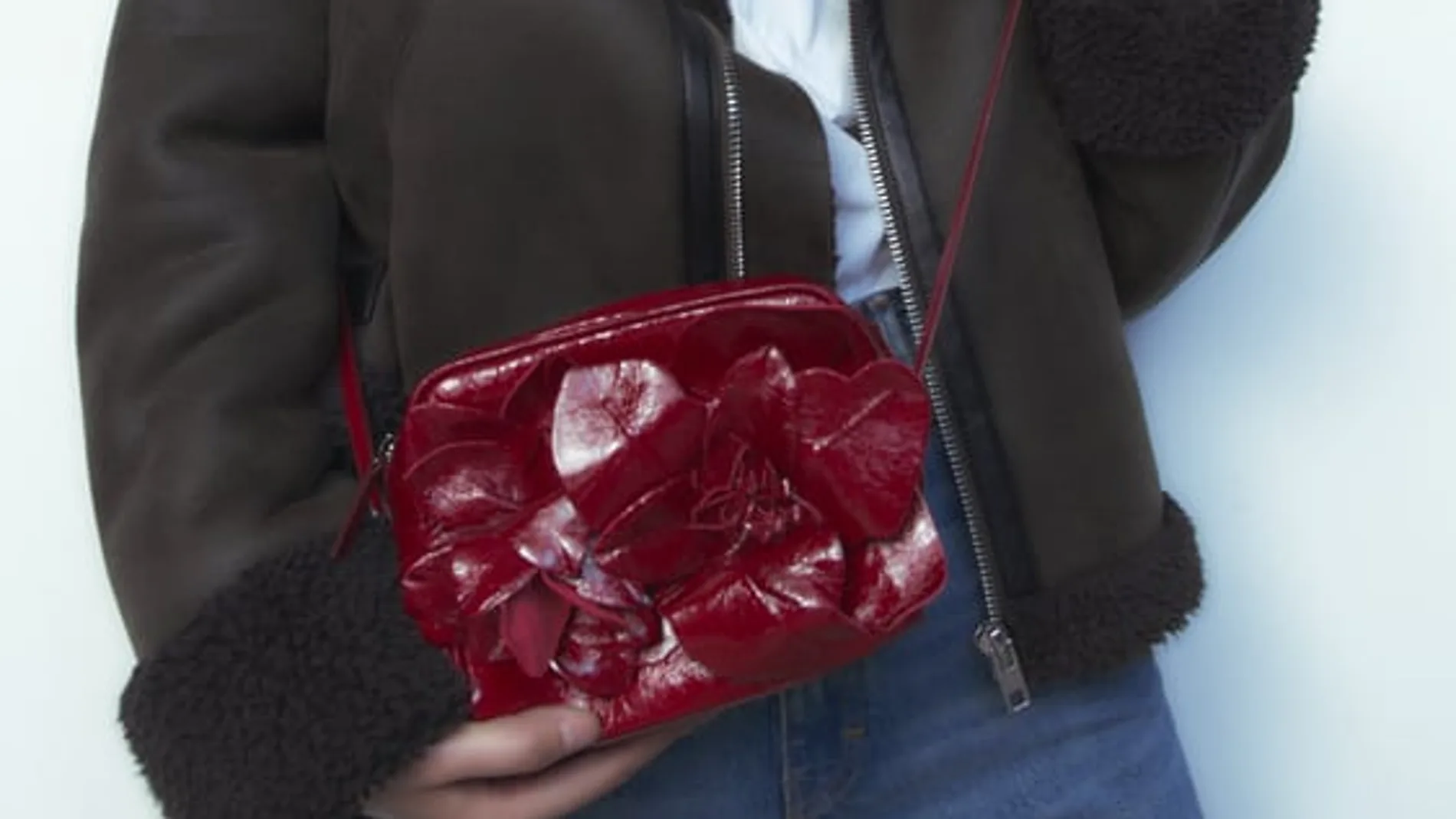 Bolso flores piel, el complemento de Zara con el que arriesgar esta temporada