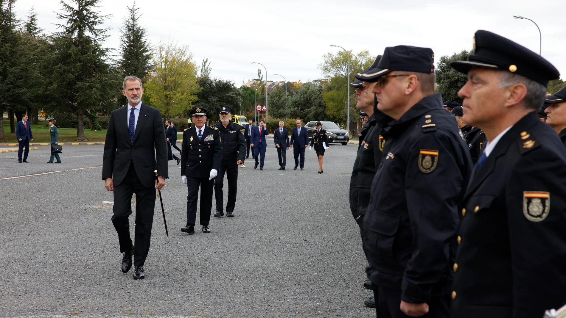 El Rey Felipe VI inaugura el Centro Universitario de Formación de la Policía Nacional, junto al presidente de la Junta de Castilla y León, Alfonso Fernández Mañueco; el ministro del Interior, Fernando Grande-Marlaska; el director general de la Policía, Francisco Pardo Piqueras; y el director adjunto operativo de la Policía Nacional, José Ángel González Jiménez, entre otras autoridades policiales y civiles