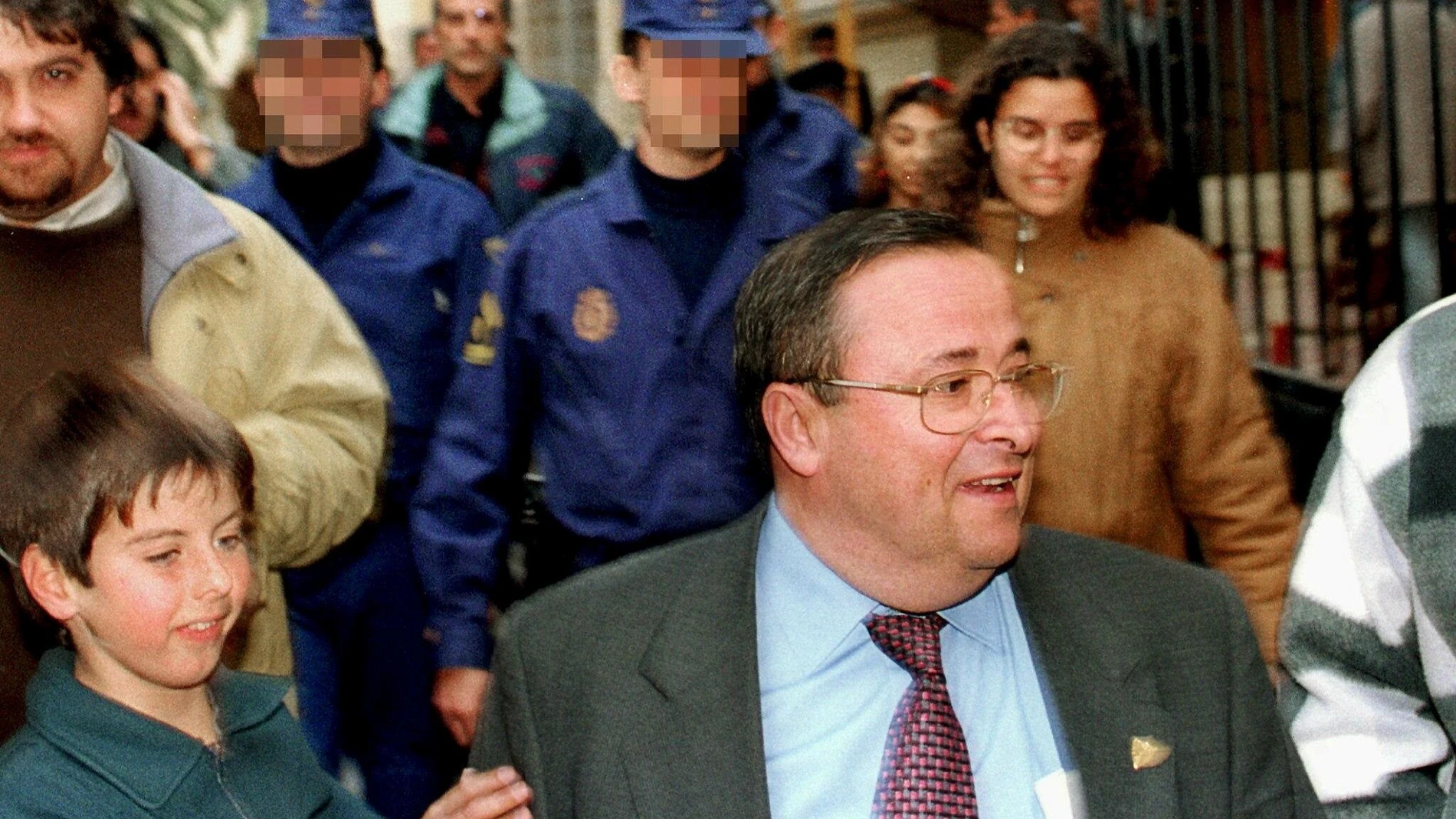 El ex presidente del Málaga CF, Fernando Puche saliendo de la Audiencia Provincial de Málaga. EFE/RAFAEL DIAZ.