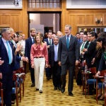 (I-D) La presidenta del Parlamento Europeo, Roberta Metsola; el presidente de Cantabria, Miguel Ángel Revilla y el Rey Felipe VI a su llegada al acto central del 'Global Youth Leadership Forum (GYLF), en el Palacio de la Magdalena de Santander