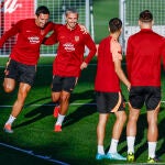 Griezmann con Savic en el último entrenamiento del Atlético