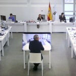 Vista de las pantallas que siguen del juicio el caso Alvia en Santiago de Compostela, que se ha retomado este martes con la declaración de diez policías nacionales, entre los que se encuentran algunos de los que hablaron con el maquinista del tren, Francisco José Garzón Amo, tras el accidente