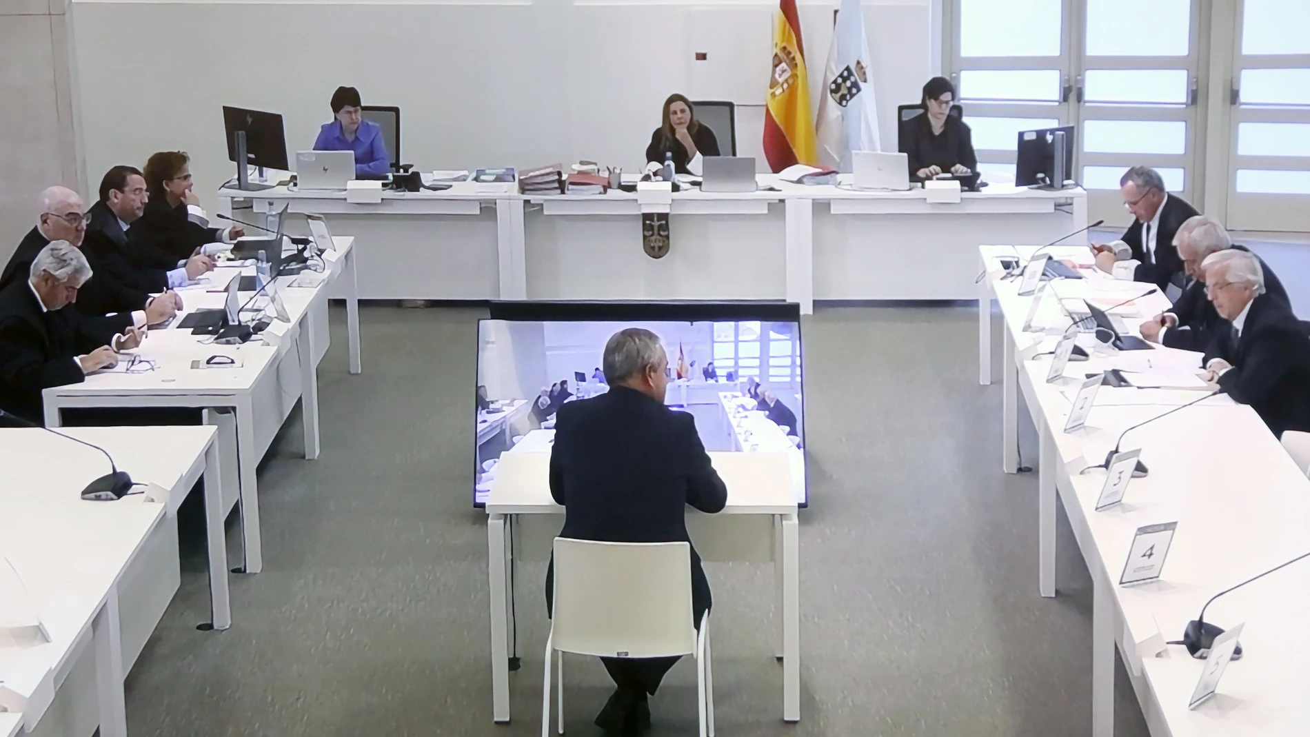 Vista de las pantallas que siguen del juicio el caso Alvia en Santiago de Compostela, que se ha retomado este martes con la declaración de diez policías nacionales, entre los que se encuentran algunos de los que hablaron con el maquinista del tren, Francisco José Garzón Amo, tras el accidente