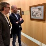 El delegado de Cultura de la Junta en Córdoba, Eduardo Lucena (dcha.), visita la muestra 'Antología del grabado flamenco. De Rembrandt a Van Dyck'. JUNTA DE ANDALUCÍA