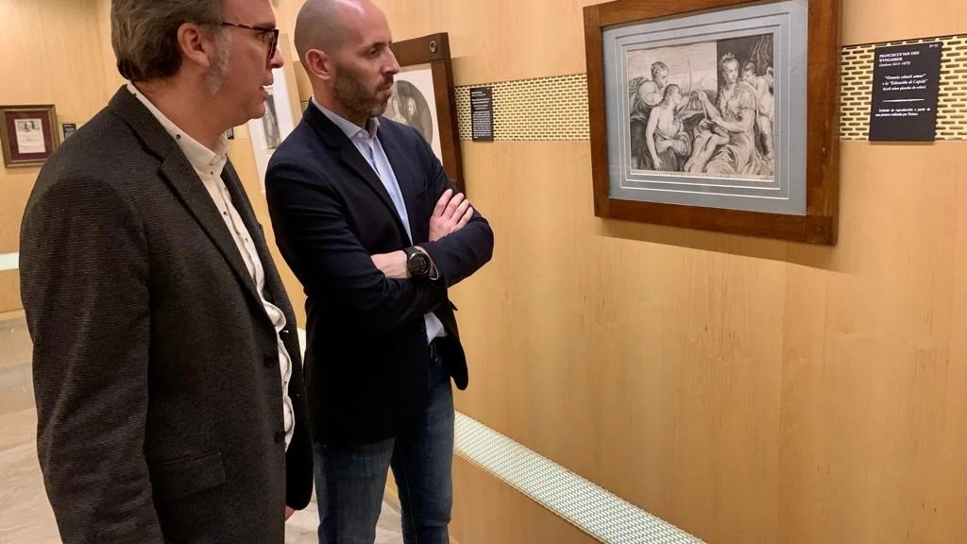 El delegado de Cultura de la Junta en Córdoba, Eduardo Lucena (dcha.), visita la muestra 'Antología del grabado flamenco. De Rembrandt a Van Dyck'. JUNTA DE ANDALUCÍA