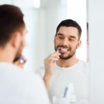 persona lavándose los dientes