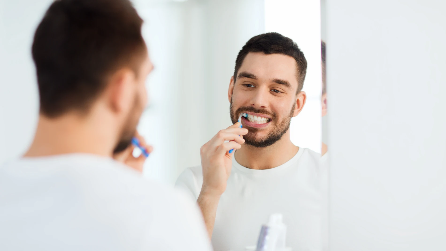 persona lavándose los dientes