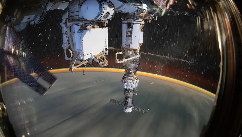 Fotografía de larga exposición tomada desde la Estación Espacial Internacional a una altura de 416 km sobre el nivel del mar.