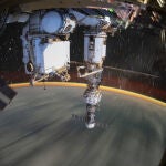 Fotografía de larga exposición tomada desde la Estación Espacial Internacional a una altura de 416 km sobre el nivel del mar.