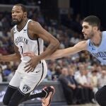 Aldama intenta frenar la penetración de Kevin Durant