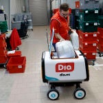 Vista de uno de los primeros robots de reparto que el ayuntamiento de Alcobendas, Goggo Network y Dia, han presentado este martes en el municipio madrileño
