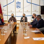 Conrado Íscar junto a representantes de CEOE Valladolid y varias organizaciones de transportes y de estaciones de Servicio de Valladolid