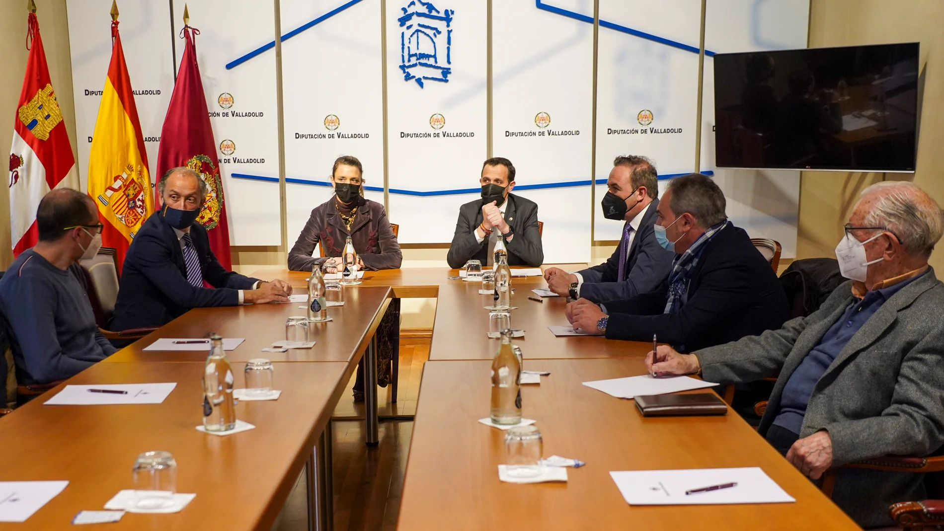 Conrado Íscar junto a representantes de CEOE Valladolid y varias organizaciones de transportes y de estaciones de Servicio de Valladolid