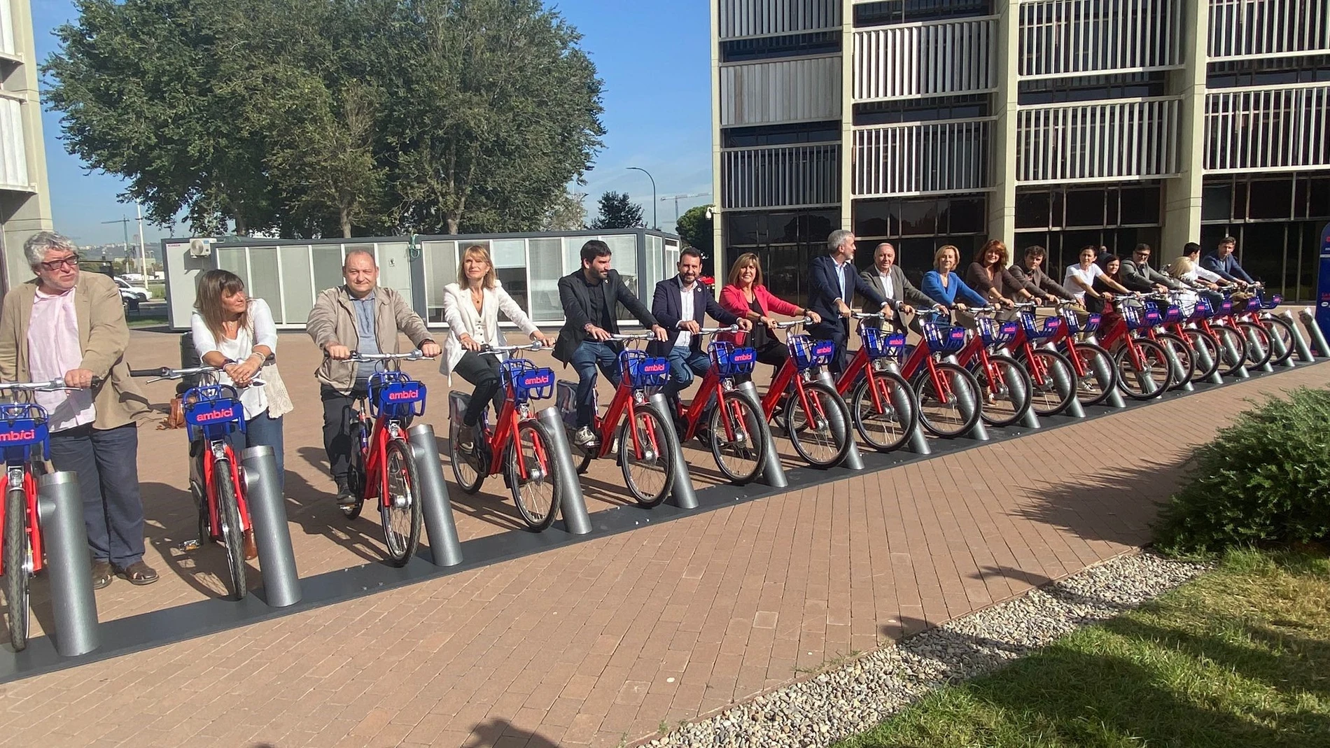 Alcaldes del AMB junto a la infraestructura del nuevo servicio de bicicletas compartidas metropolitano