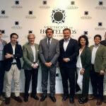 Álvaro Peregil, en el centro, con los miembros de su lista electoral. AHS
