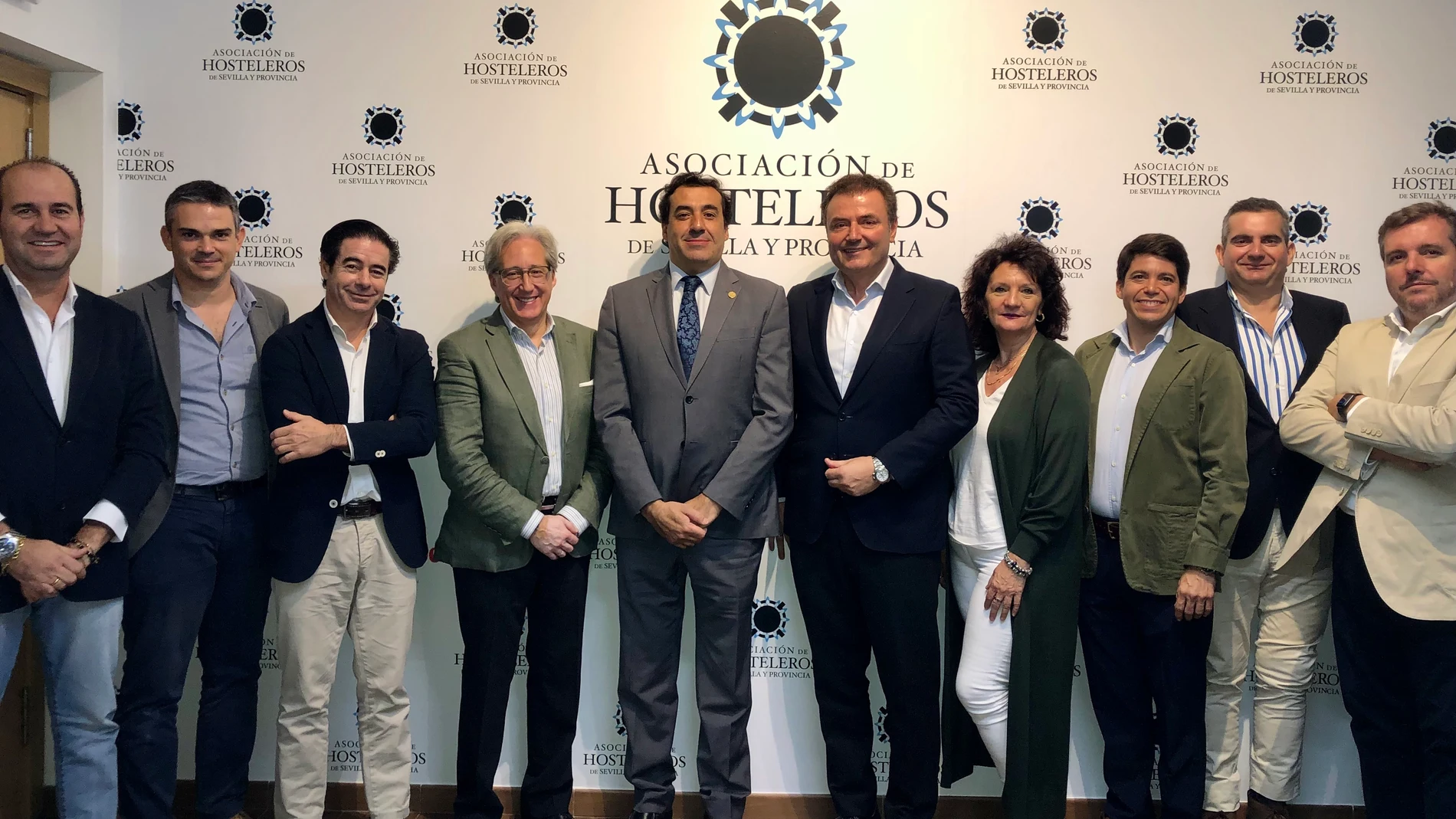 Álvaro Peregil, en el centro, con los miembros de su lista electoral. AHS