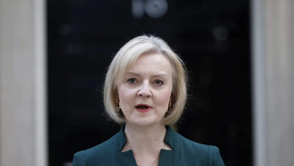 La primera ministra saliente, Liz Truss, se despide en Downing Street