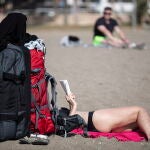 Imagen de archivo de una turista en la playa de la Malagueta, en Málaga capital