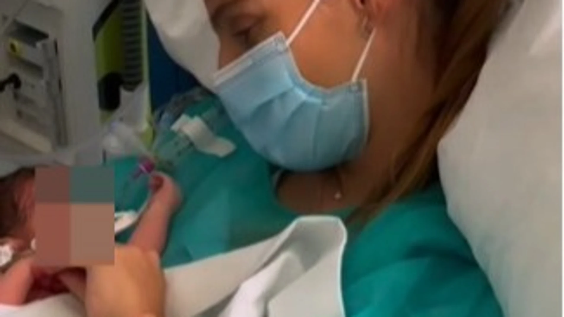 Lucía Villalón con su bebé