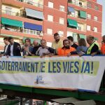 Mazón, junto a vecinos de Alfafar y su alcalde, ponen una pancarta reivindicando el soterramiento de las vías