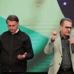 Jair Bolsonaro participa en una oración al lado de un pastor de la iglesia evangélica en Río de Janeiro