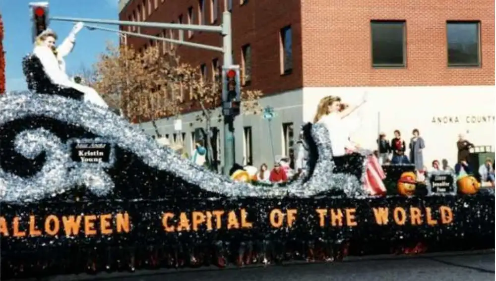 Carroza de la "Capital mundial de Halloween" en el desfile de Halloween de Anoka de 1990 | Fuente: Sociedad Histórica de Anoka