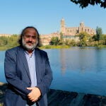 El poeta Alfredo Pérez Alencart, junto al Tormes