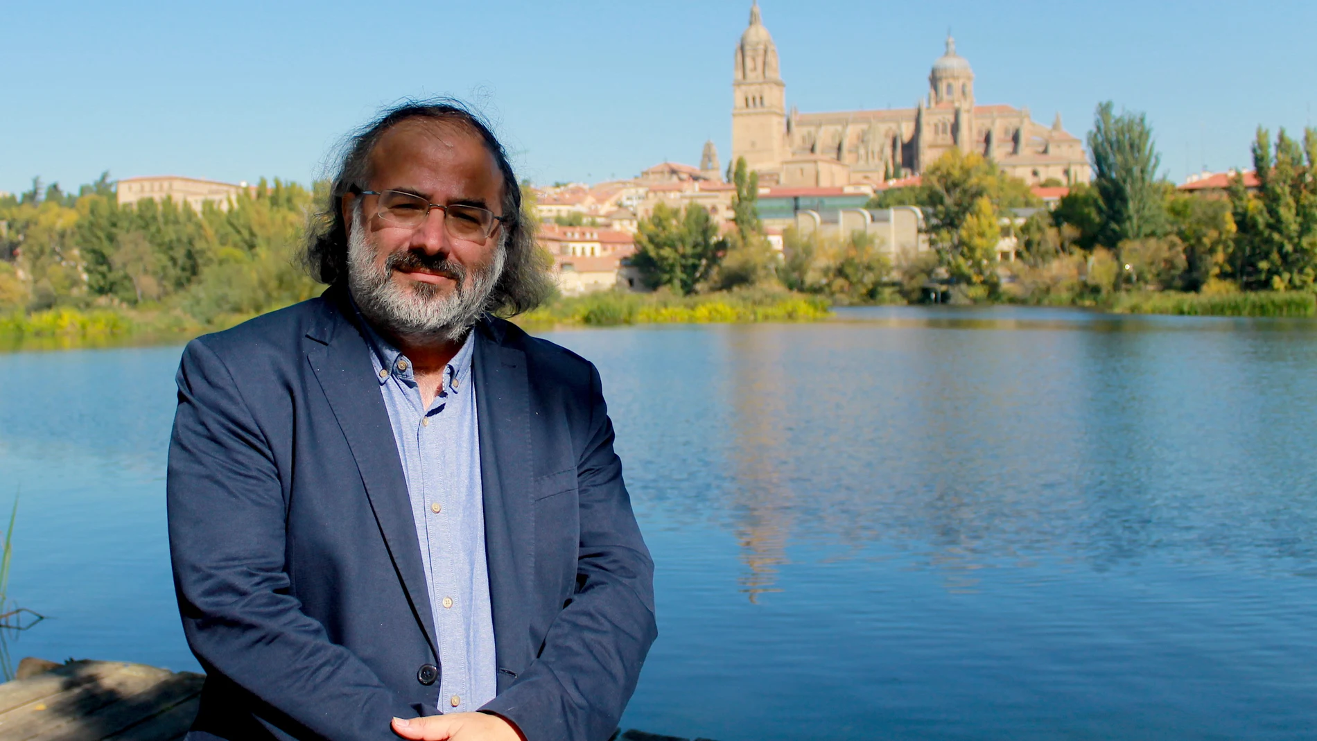 El poeta Alfredo Pérez Alencart, junto al Tormes