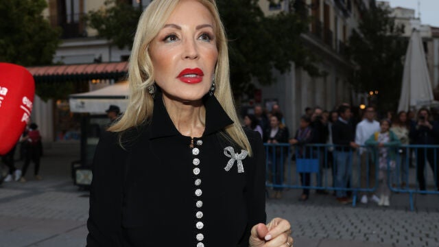 Carmen Lomana llegando al Teatro Real.