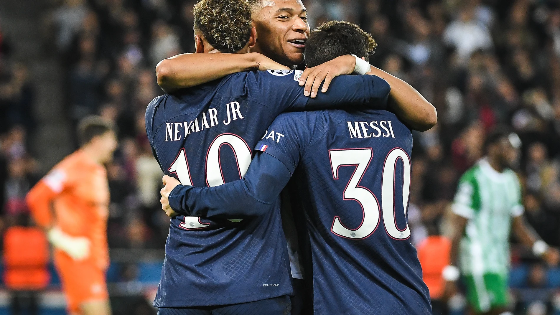 Mbappé, Neymar y Messi se abrazan tras uno de los goles del PSG