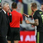Carlo Ancelotti habla con Toni Kroos durante el partido entre el Leipzig y el Real Madrid
