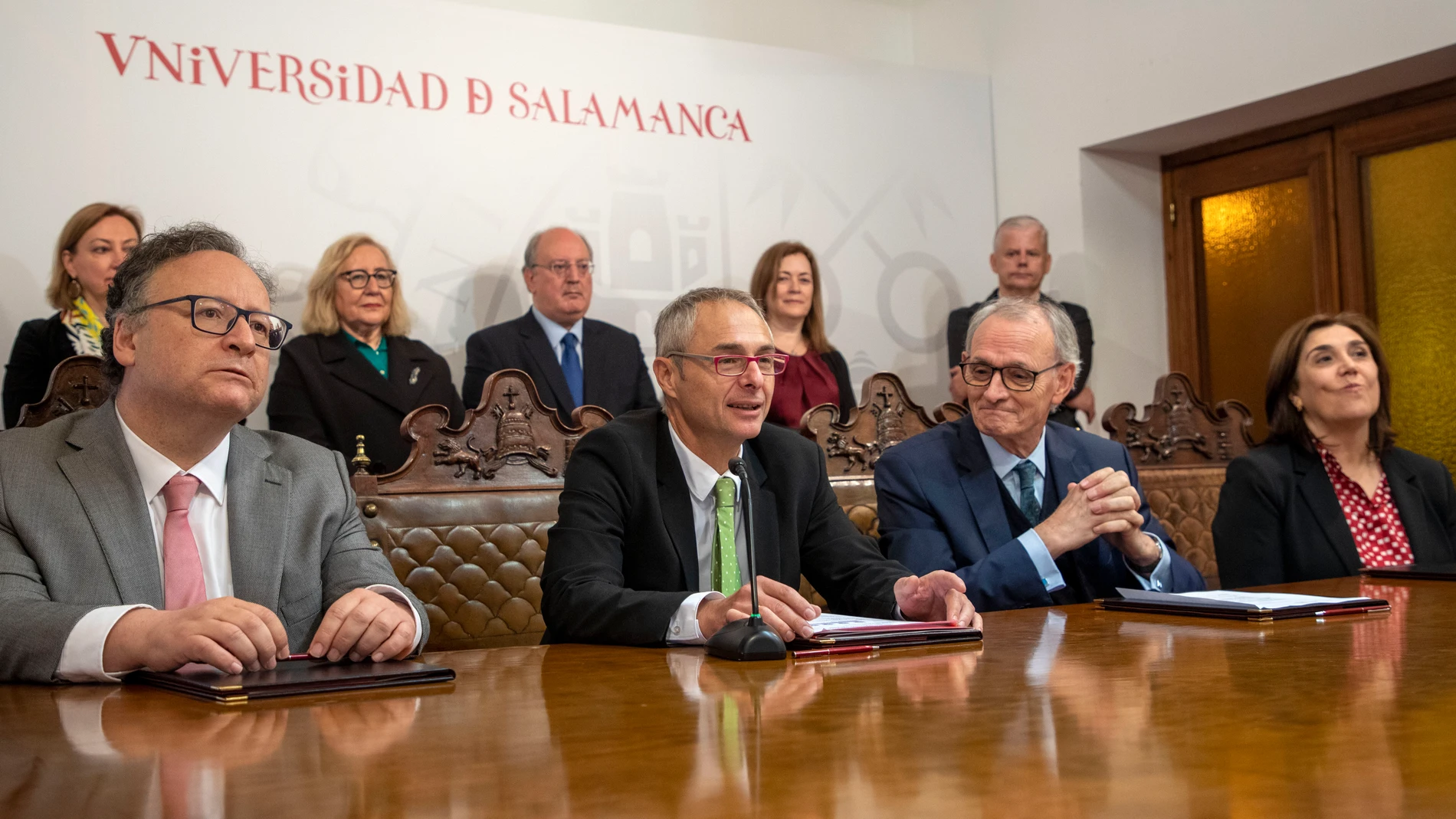 El presidente del Consejo Económico y Social de España, Antón Costas; el presidente del Conselho Económico e Social de Portugal, Francisco Assis; el rector de la Usal, Ricardo Rivero; y el presidente del Instituto Politécnico de Braganza, Orlando Rodrigues, asisten a la firma del convenio sobre el desarrollo del Centro Internacional de Envejecimiento