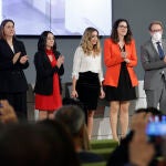 La nueva consellera de Agricultura, Desarrollo Rural, Emergencia Climática y Transición Ecológica, Isaura Navarro (c) , ha recibido la cartera de su departamento de manos de la vicepresidenta del Consell, Aitana Mas (d) , en ausencia de su antecesora en el cargo, Mireia Mollà