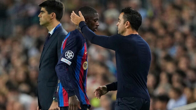Xavi saluda a Dembélé al ser sustituido en el Barcelona - Bayern Múnich