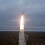 Captura de un lanzamiento de misiles balísticos intercontinentales 'Yars' en el cosmódromo de Plesetsk al campo de pruebas de Kura en Plesetsk, Rusia