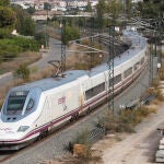 Adif ha empezado este miércoles a realizar las últimas pruebas de la línea de Alta Velocidad entre Murcia y Orihuela con trenes similares a los que enlazarán la capital con Madrid. EFE/Marcial Guillén