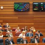 El presidente Fernández Mañueco y García-Gallardo conversan desde sus escaños en el hemiciclo durante las votaciones