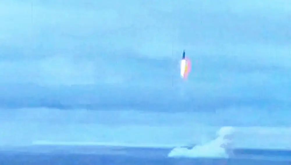 Un submarino nuclear ruso "Tula" lanzando un misil balístico "Sineva" al campo de pruebas de Kura durante un entrenamiento